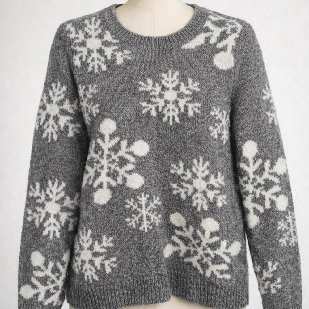Elegant Snowflake Patterned Sweater in Gray